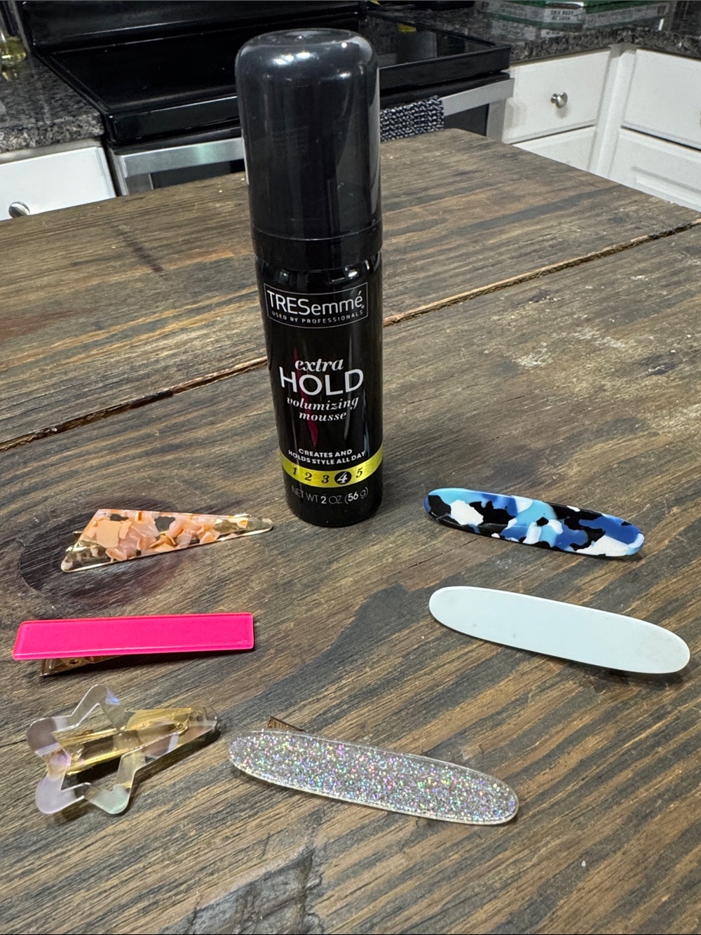 TRESemmé Extra Hold Volumising Mousse & 6 Hair Clips